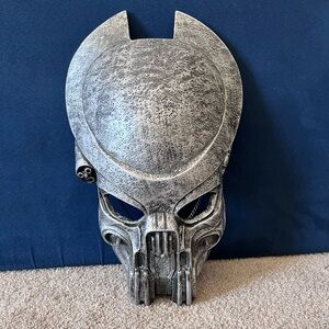 Silver Predator Metallic Mask (I think the laser still works)
